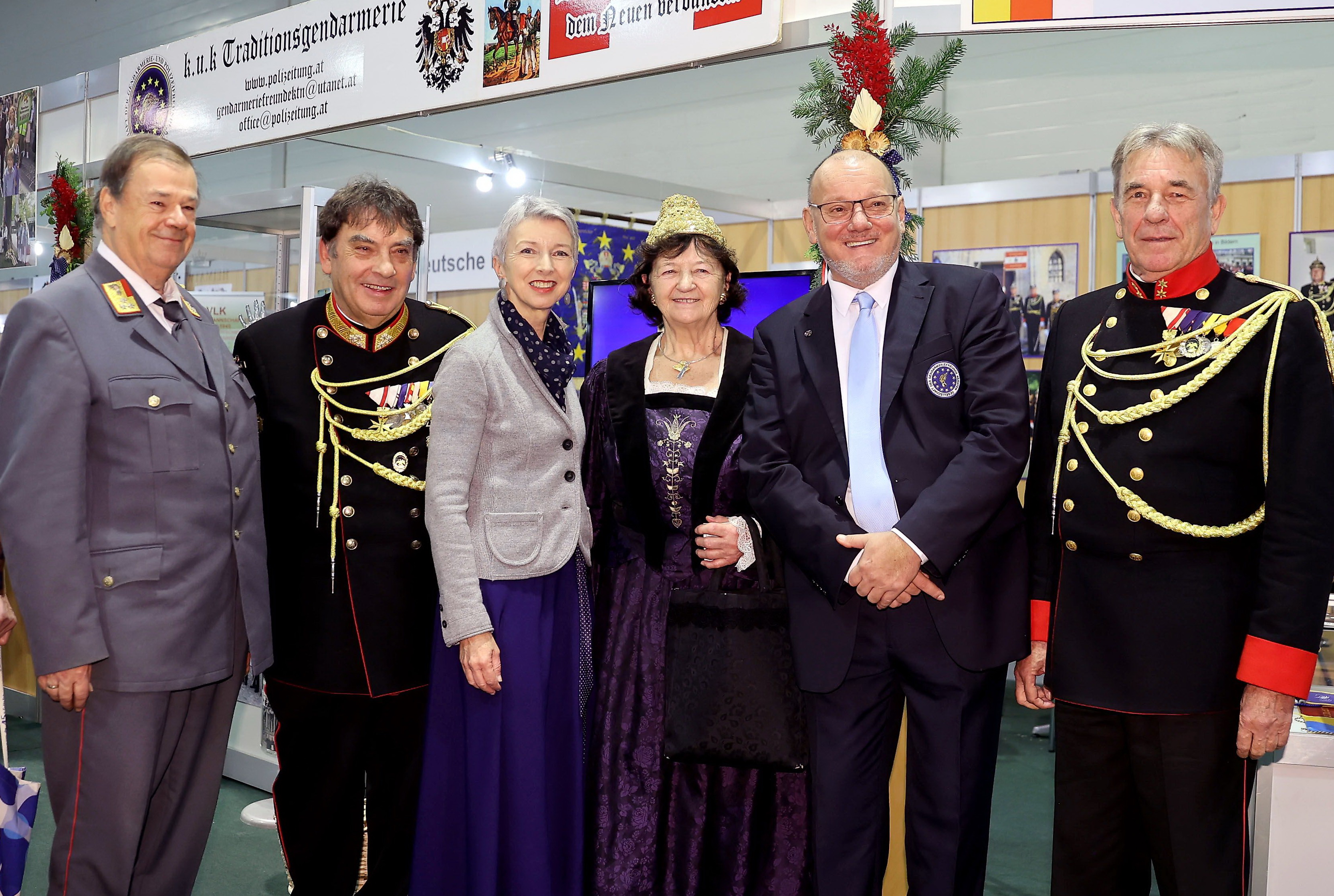 Eröffnung der Kärntner Brauchtumsmesse.  LHStv.in Gaby Schaunig beim Stand der Traditionsgendarmerie