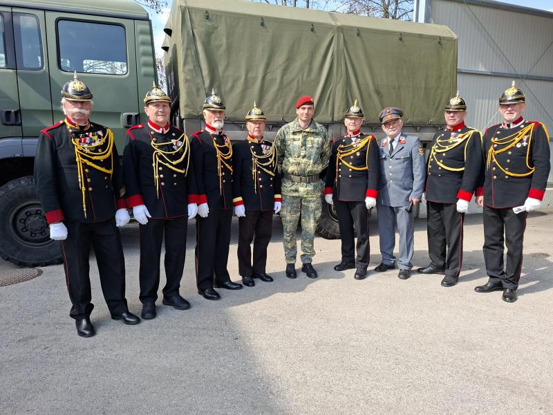 Kärntner Traditionsgendarmen als Gratulanten bei Kommandoübergabe