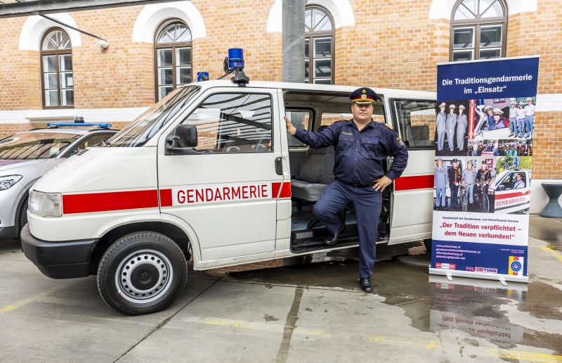 Gendarmerieoldtimer bei Ministerpressekonferenz