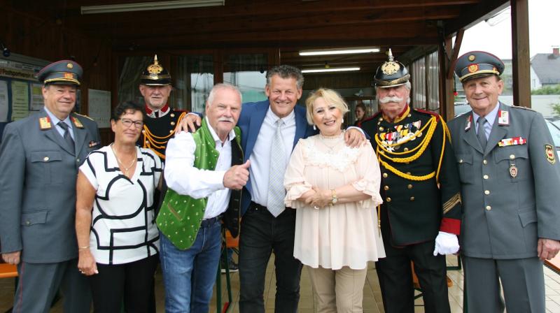 Traditionsgendarmen als Gratulanten
